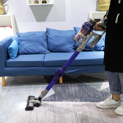 Un aspirateur à main sans fil pour plancher de bois franc